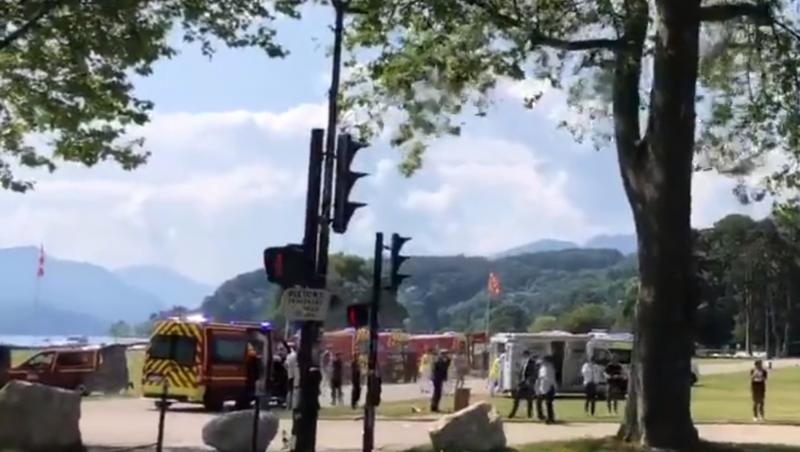 Atac terifiant în Franţa. Opt copii de 3 ani şi un adult, înjunghiaţi de un bărbat într-un parc din Annecy. Trei dintre victime se zbat între viaţă şi moarte