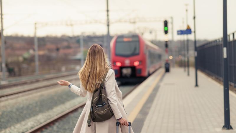 Femeie jefuită şi agresată în gara din Braşov. Un bărbat beat a urmărit-o în tren, i-a furat telefonul şi portofelul şi a pipăit-o