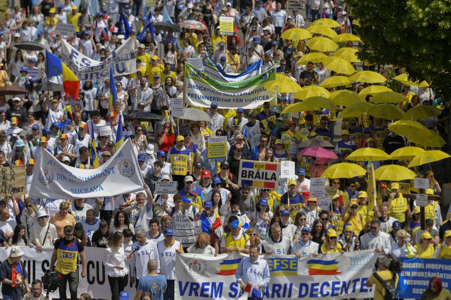 Sindicaliştii din Educaţie au obţinut autorizaţia pentru un nou protest în Piaţa Victoriei. Peste 20.000 de persoane sunt aşteptate vineri la manifestare Sindicaliştii din Educaţie au obţinut autorizaţia pentru un nou protest în Piaţa Victoriei. Peste 20.000 de persoane sunt aşteptate vineri la manifestare