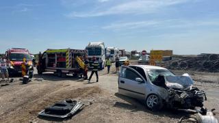 Accident pe şantierul autostrăzii Ploieşti – Buzău, între un camion şi un autoturism. Doi tineri de 21 şi 22 de ani au ajuns la spital