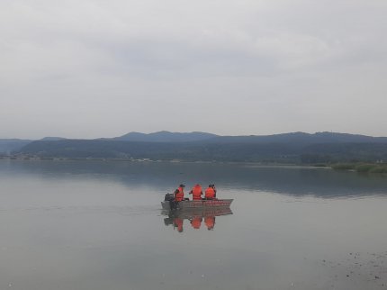 Întorsătură de situaţie în cazul tânărului dat dispărut şi căutat într-un lac din Vâlcea. A fost găsit în faţa blocului său, câteva ore mai târziu