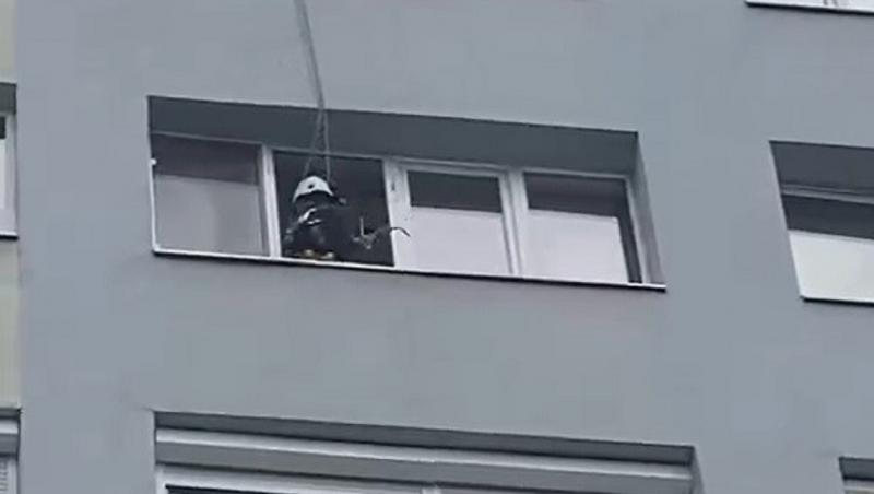 Deznodământ în cazul militarului care amenința de 24 de ore, suit pe pervaz, că se aruncă de la etajul 7, în Timișoara