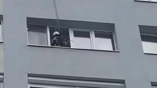 Deznodământ în cazul militarului care amenința de 24 de ore, suit pe pervaz, că se aruncă de la etajul 7, în Timișoara