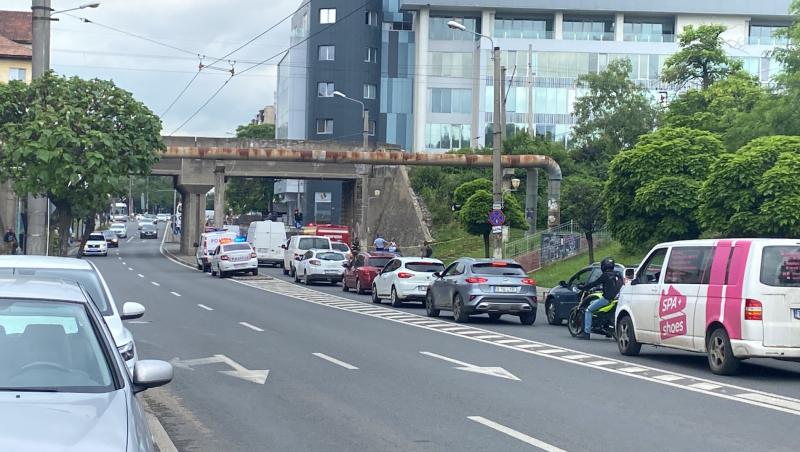 S-a aruncat de pe pod şi a căzut peste o maşină în mers: bărbatul de 50 de ani, dus de urgenţă la spital. Trei tentative de sinucidere în câteva zile, la Timişoara