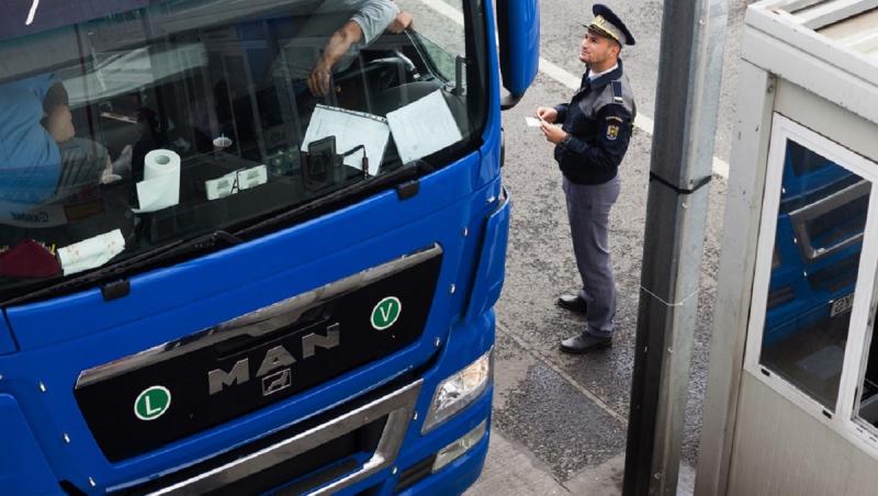 Peste 50 de migranţi, găsiţi ascunşi într-un TIR, în vama Nădlac II. Şoferul transporta feronerie pentru mobilier spre Germania