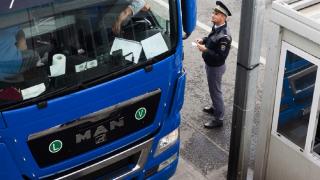 Peste 50 de migranţi, găsiţi ascunşi într-un TIR, în vama Nădlac II. Şoferul transporta feronerie pentru mobilier spre Germania