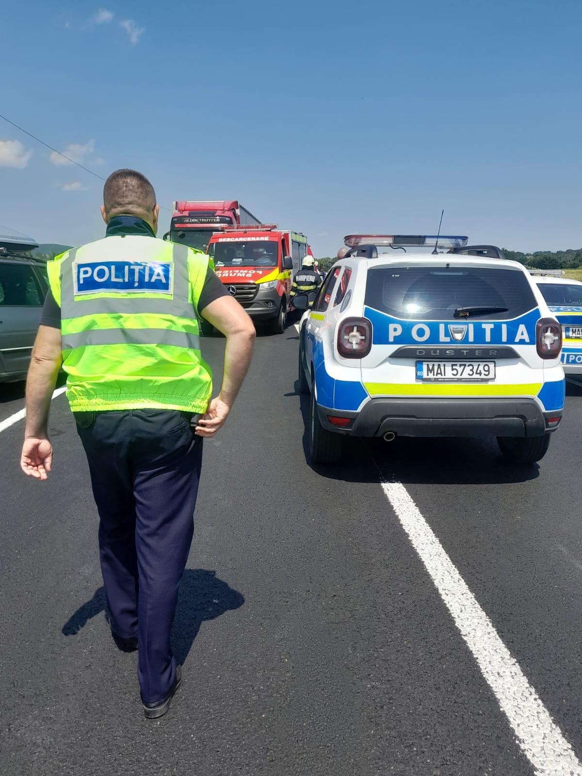 Accident cumplit cu 5 răniţi în Caraş Severin. S-au izbit puternic un TIR, un microbuz și un autoturism