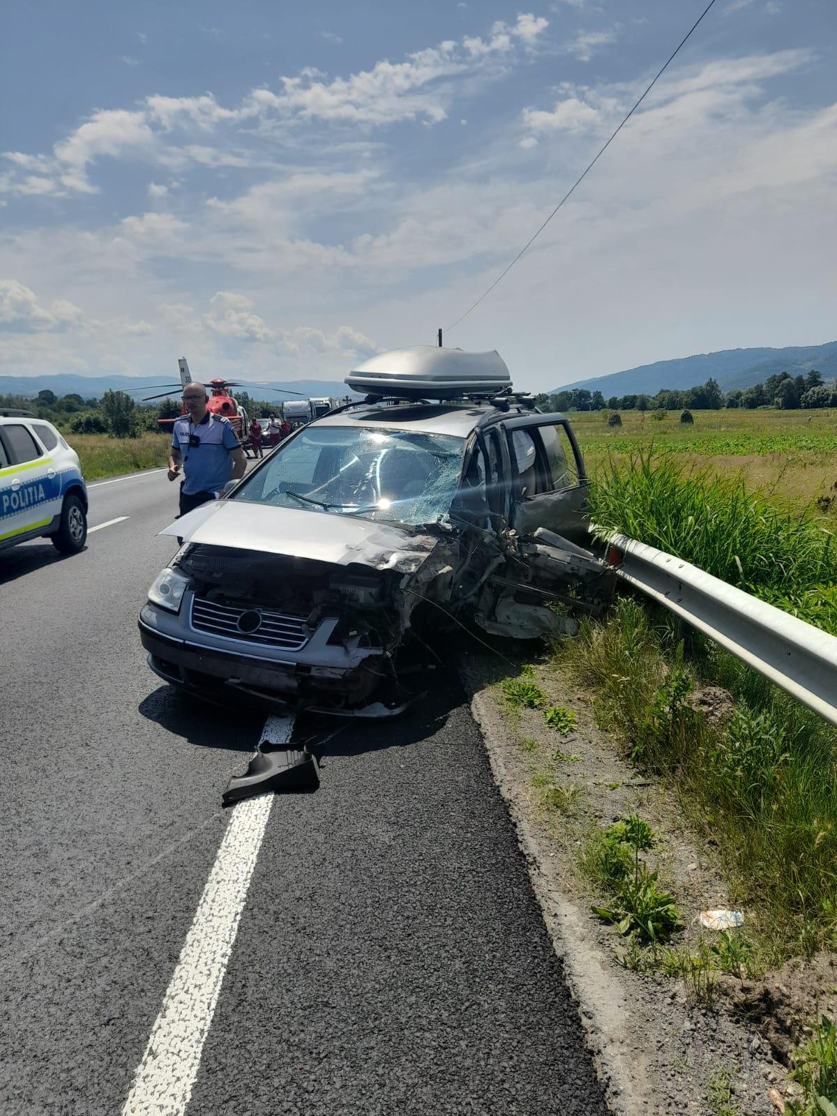 Accident cumplit cu 5 răniţi în Caraş Severin. S-au izbit puternic un TIR, un microbuz și un autoturism