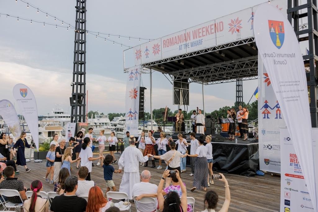 Cel mai mare festival românesc din SUA. Peste 10.000 de americani s-au bucurat de muzică şi dansuri folclorice la Washington