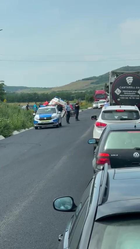 Ambulanţă, aflată în timpul misiunii, aruncată pe marginea şoselei. Un şofer a izbit din plin salvarea, după ce nu i-a acordat prioritate