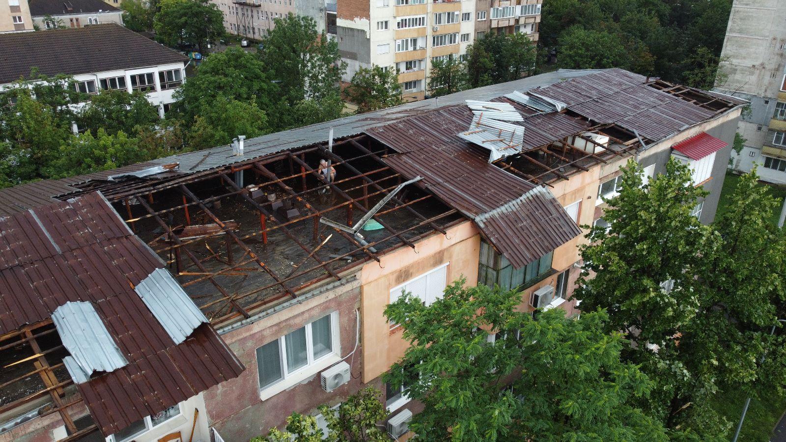 Vijeliile au produs pagube în Hunedoara. Un acoperiş de 90 de metri şi mai mulţi copaci smulse de vânt au căzut direct pe maşinile oamenilor