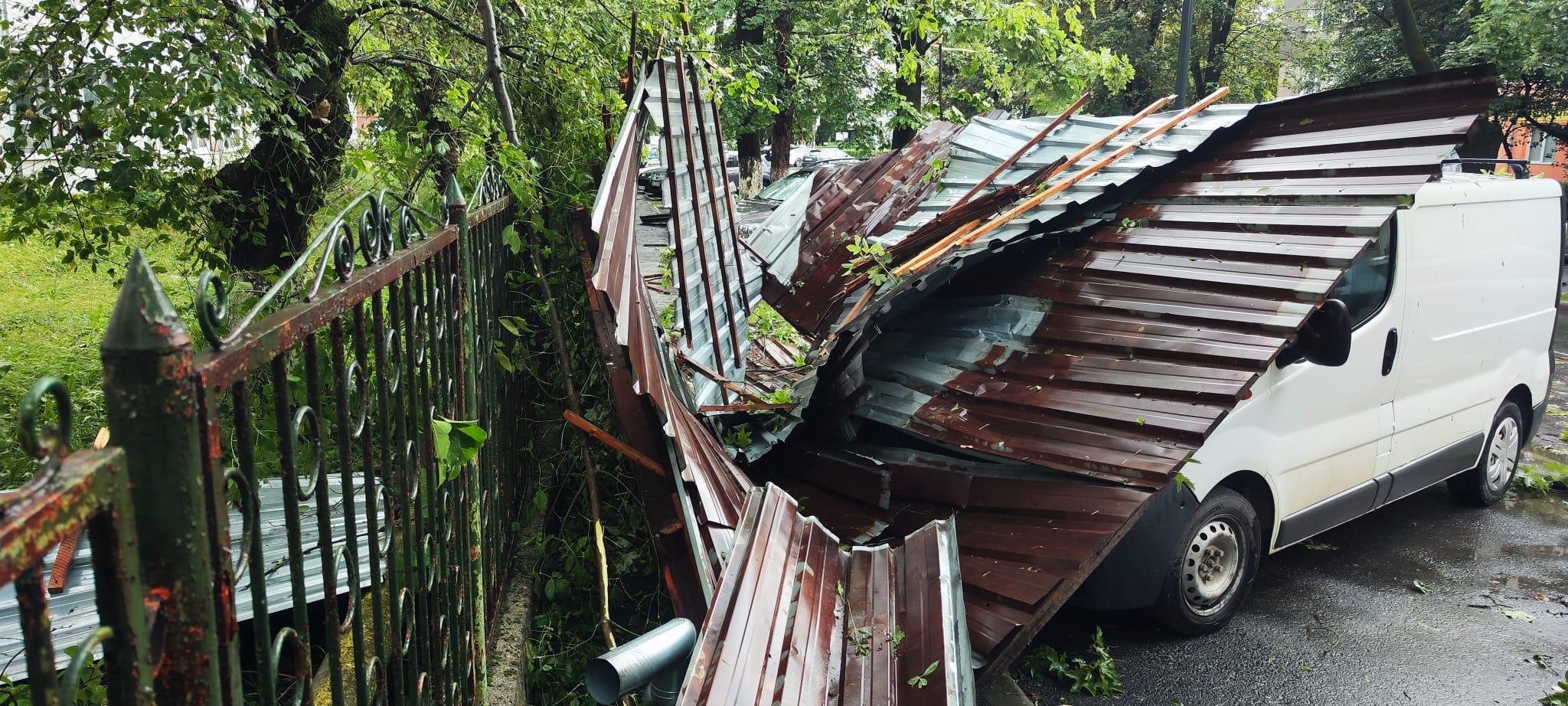 Vijeliile au produs pagube în Hunedoara. Un acoperiş de 90 de metri şi mai mulţi copaci smulse de vânt au căzut direct pe maşinile oamenilor