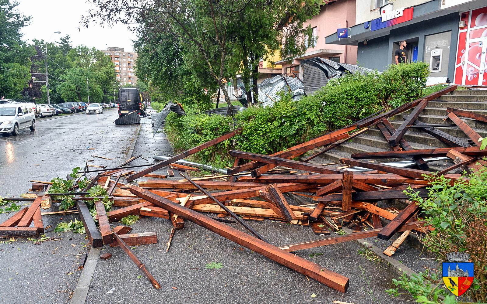 Vijeliile au produs pagube în Hunedoara. Un acoperiş de 90 de metri şi mai mulţi copaci smulse de vânt au căzut direct pe maşinile oamenilor