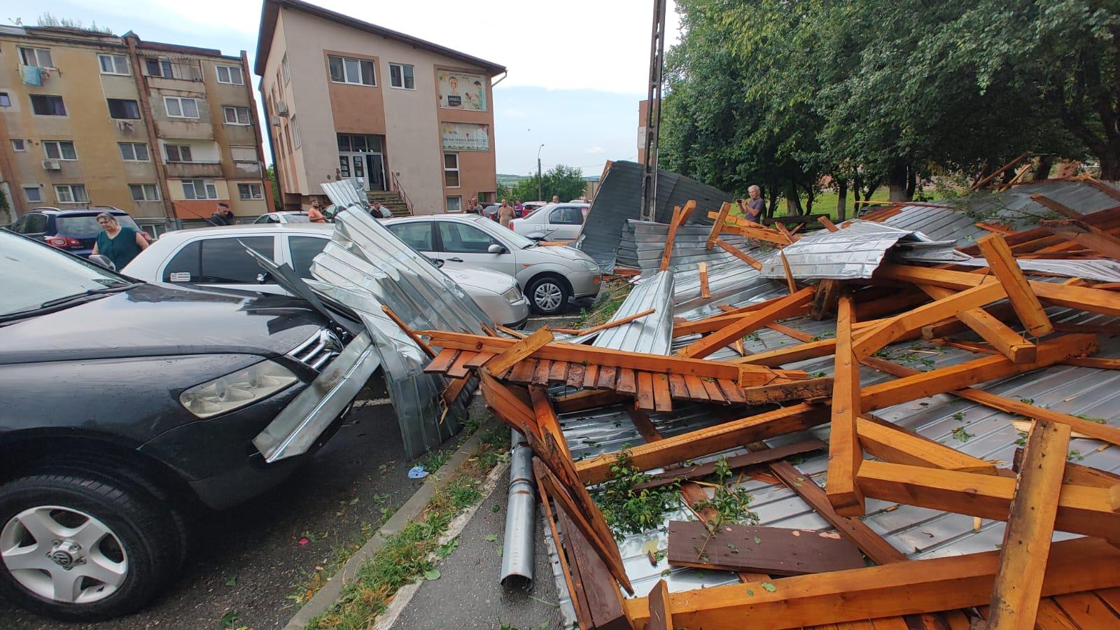 Vijeliile au produs pagube în Hunedoara. Un acoperiş de 90 de metri şi mai mulţi copaci smulse de vânt au căzut direct pe maşinile oamenilor