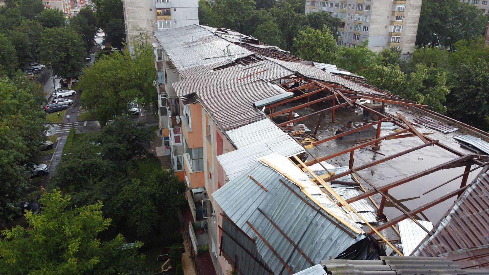 Vijeliile au produs pagube în Hunedoara. Un acoperiş de 90 de metri şi mai mulţi copaci smulse de vânt au căzut direct pe maşinile oamenilor