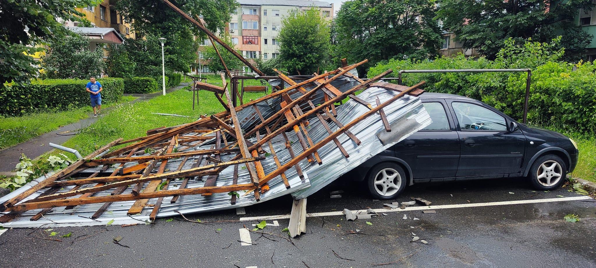 Vijeliile au produs pagube în Hunedoara. Un acoperiş de 90 de metri şi mai mulţi copaci smulse de vânt au căzut direct pe maşinile oamenilor