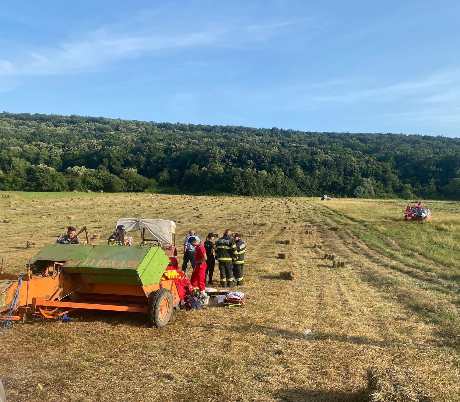 Un băiat de 16 ani a rămas blocat într-un utilaj agricol, în Timiş. Tânărul inconştient a fost preluat cu urgenţă de elicopterul SMURD