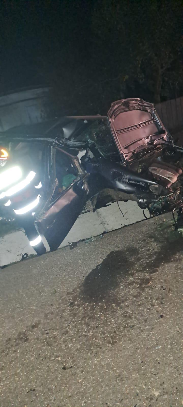 Impact violent pe o șosea din Botoșani. Trei persoane au ajuns la spital, după ce mașina în care se aflau s-a izbit puternic de un cap de pod