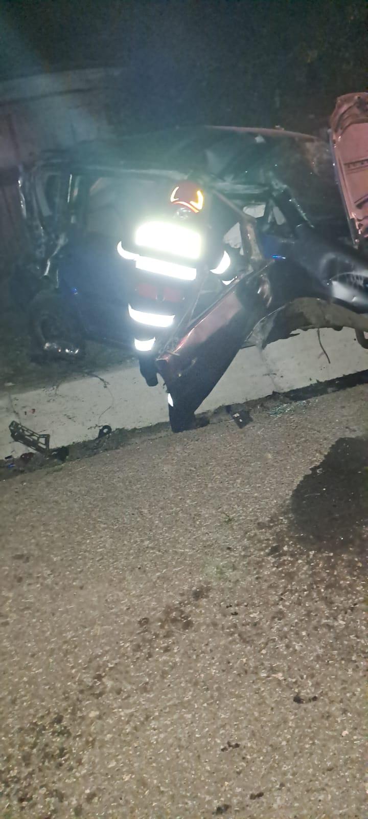 Impact violent pe o șosea din Botoșani. Trei persoane au ajuns la spital, după ce mașina în care se aflau s-a izbit puternic de un cap de pod
