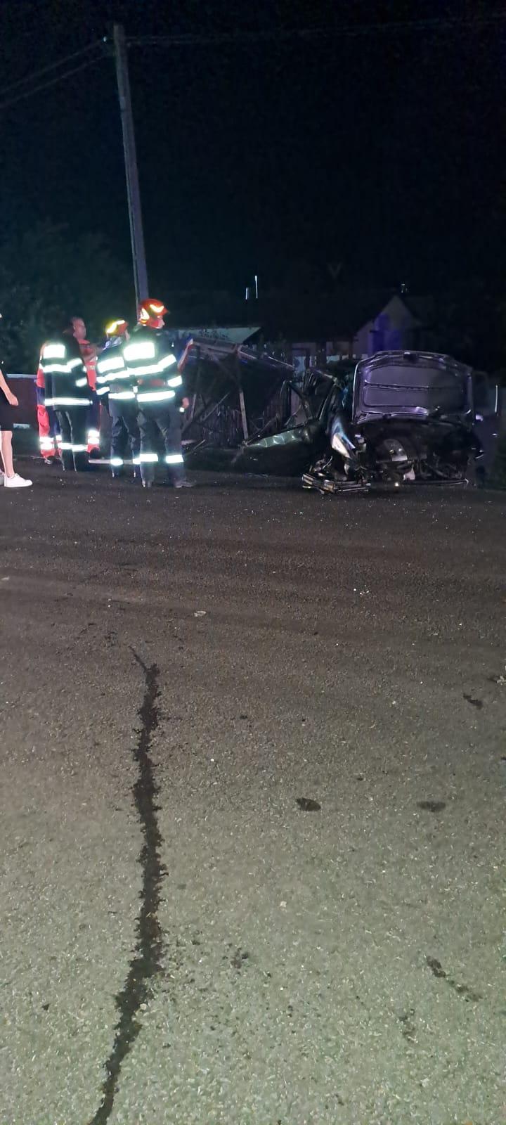 Impact violent pe o șosea din Botoșani. Trei persoane au ajuns la spital, după ce mașina în care se aflau s-a izbit puternic de un cap de pod