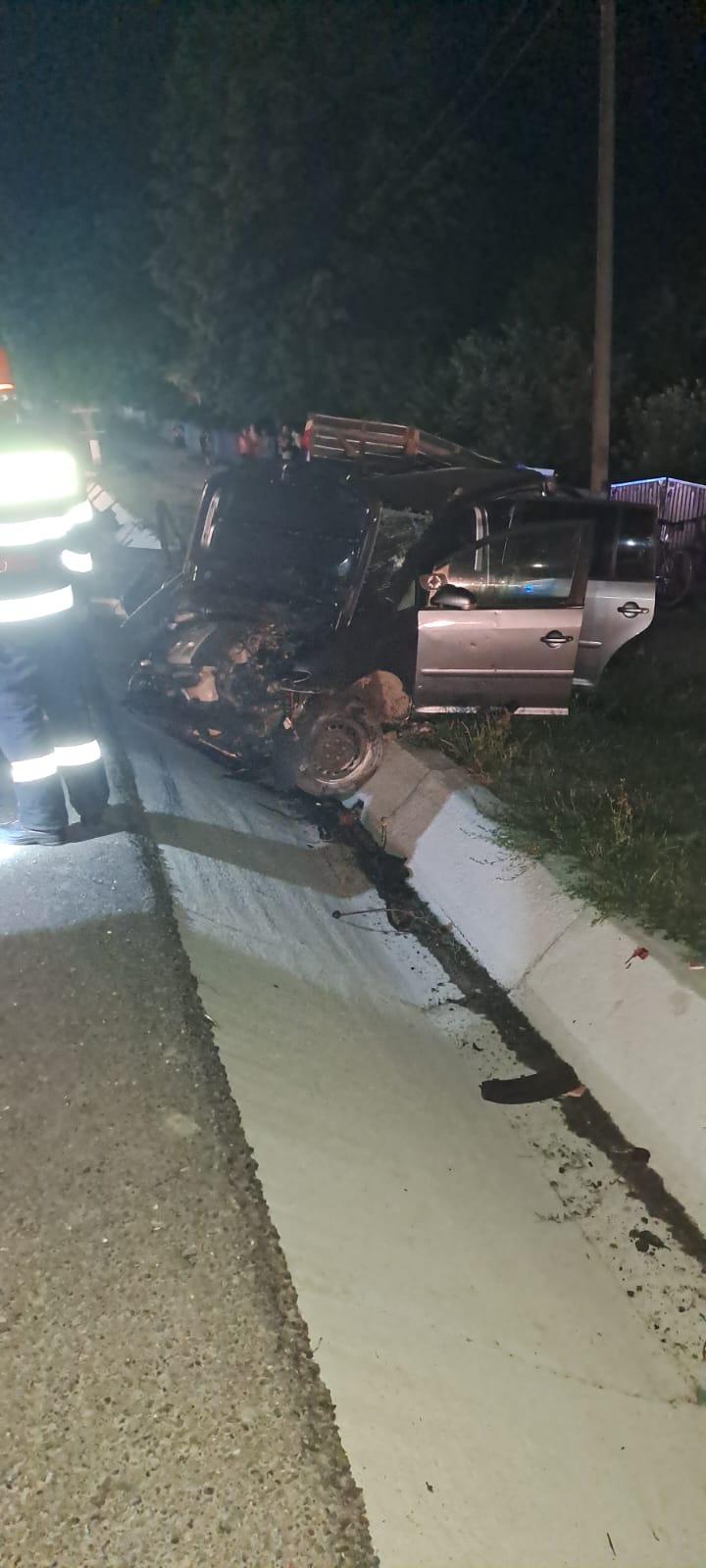 Impact violent pe o șosea din Botoșani. Trei persoane au ajuns la spital, după ce mașina în care se aflau s-a izbit puternic de un cap de pod