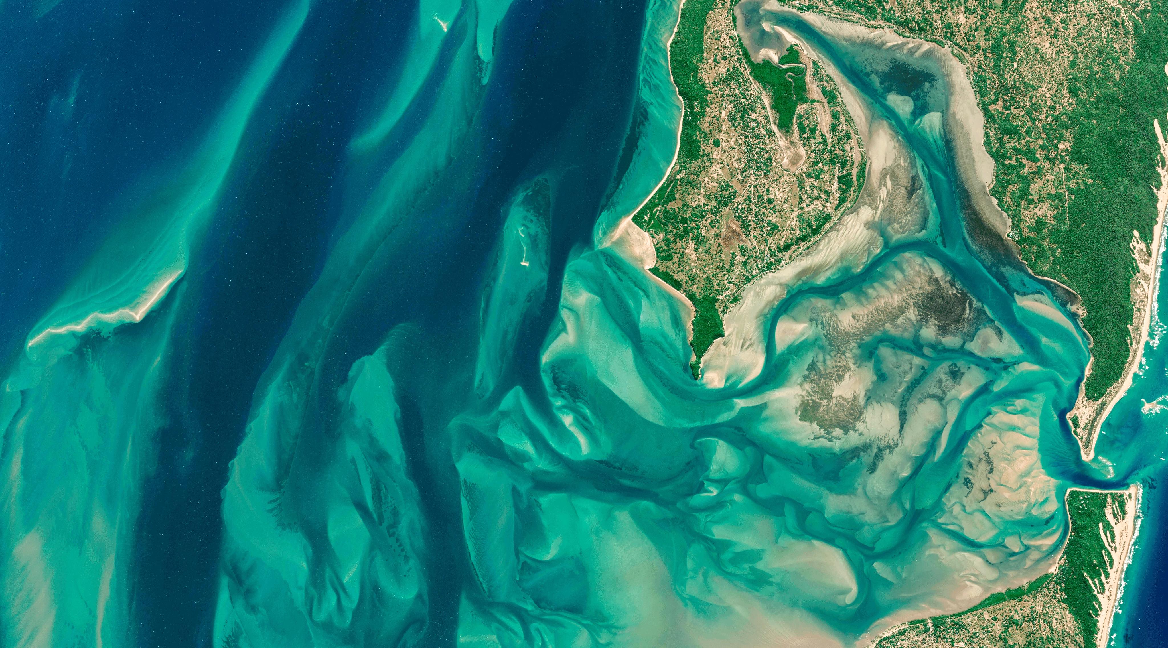 Apa oceanelor devine tot mai verde. Motivul pentru care îşi schimbă culoarea