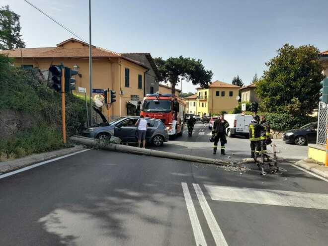 Un român a lăsat fără curent un întreg cartier din Italia. Bărbatul a doborât un stâlp de electricitate, după ce s-a izbit cu maşina în el