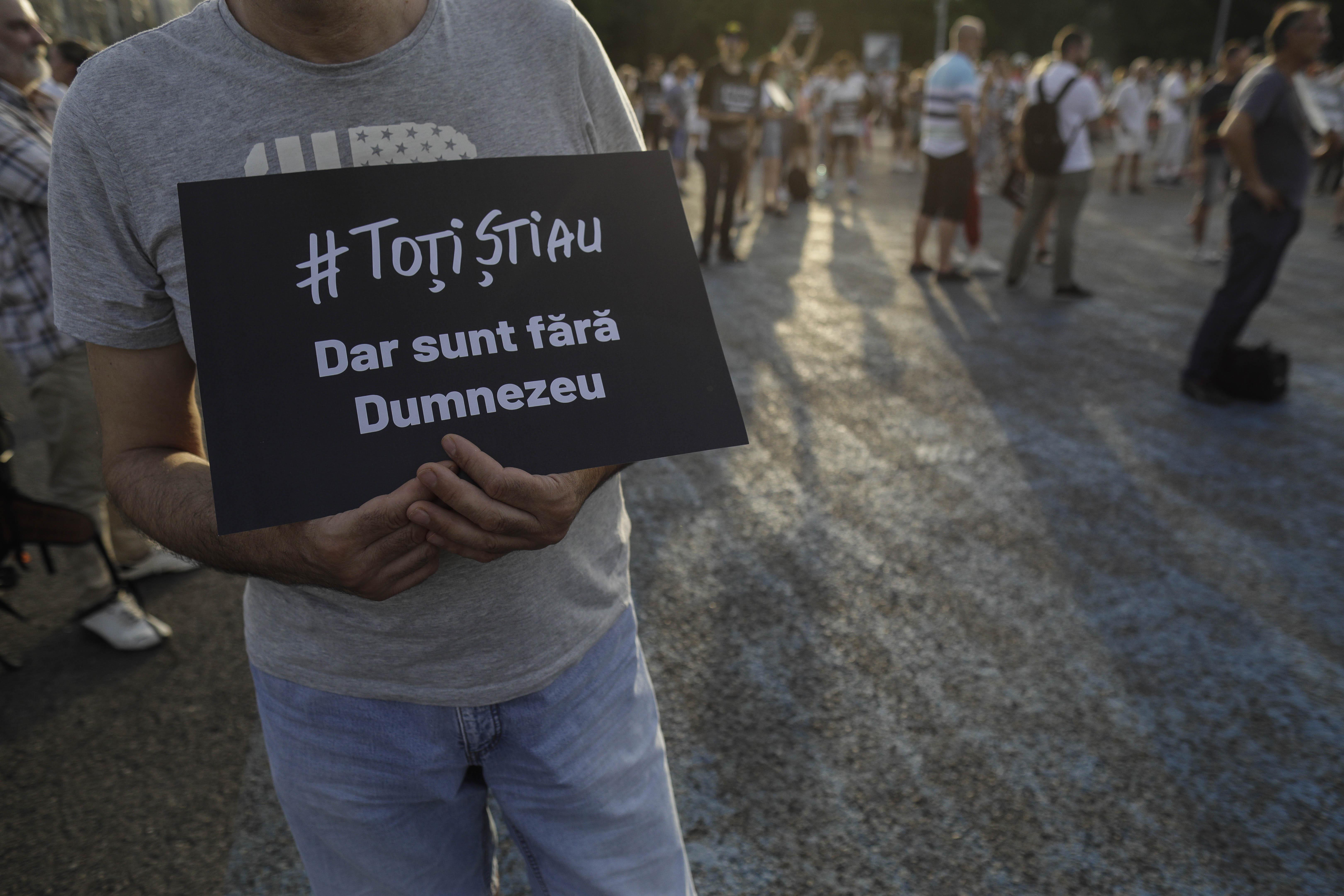 Zeci de oameni au protestat în Piaţa Victoriei pentru demisia Gabrielei Firea