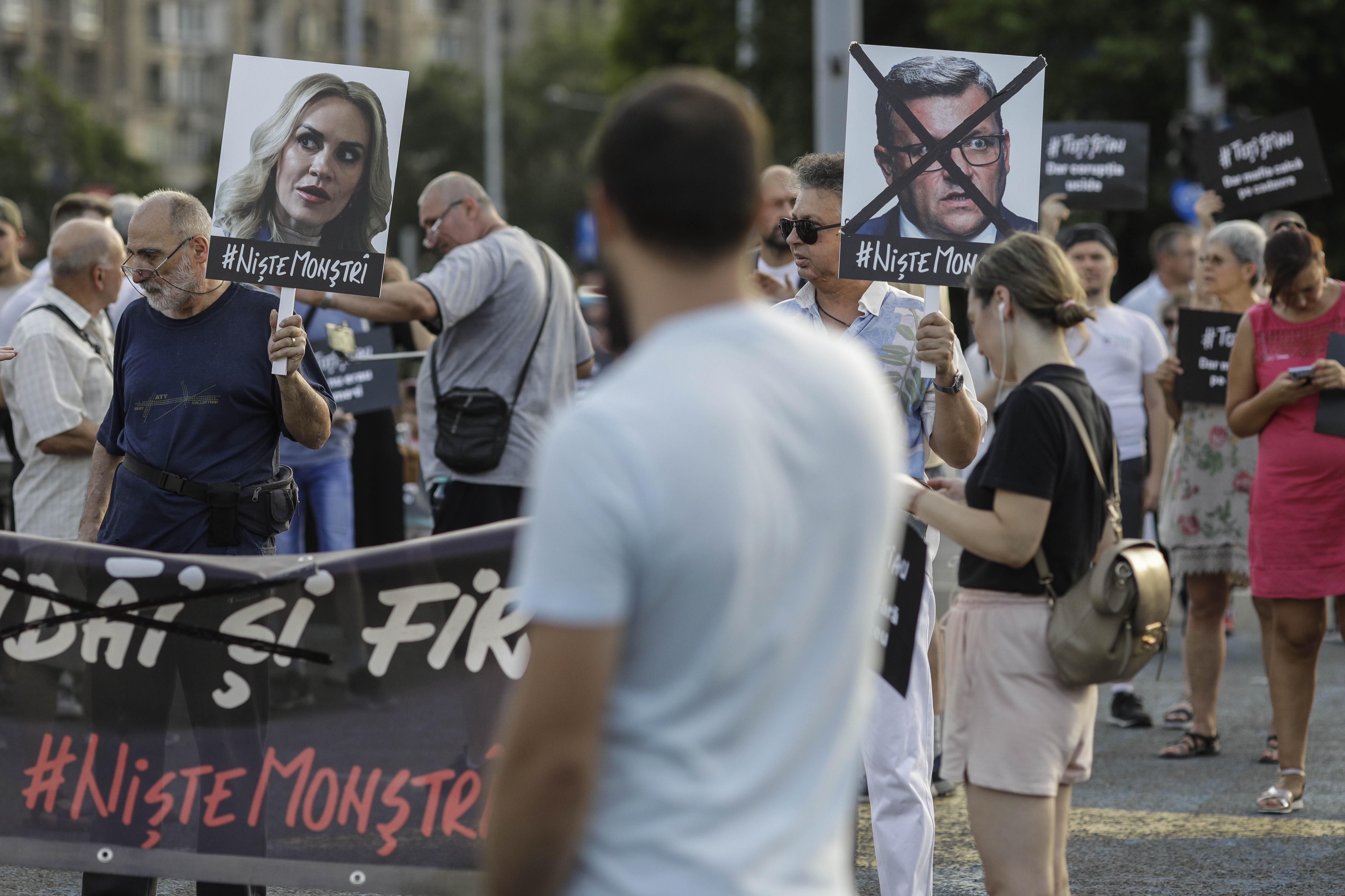 Zeci de oameni au protestat în Piaţa Victoriei pentru demisia Gabrielei Firea