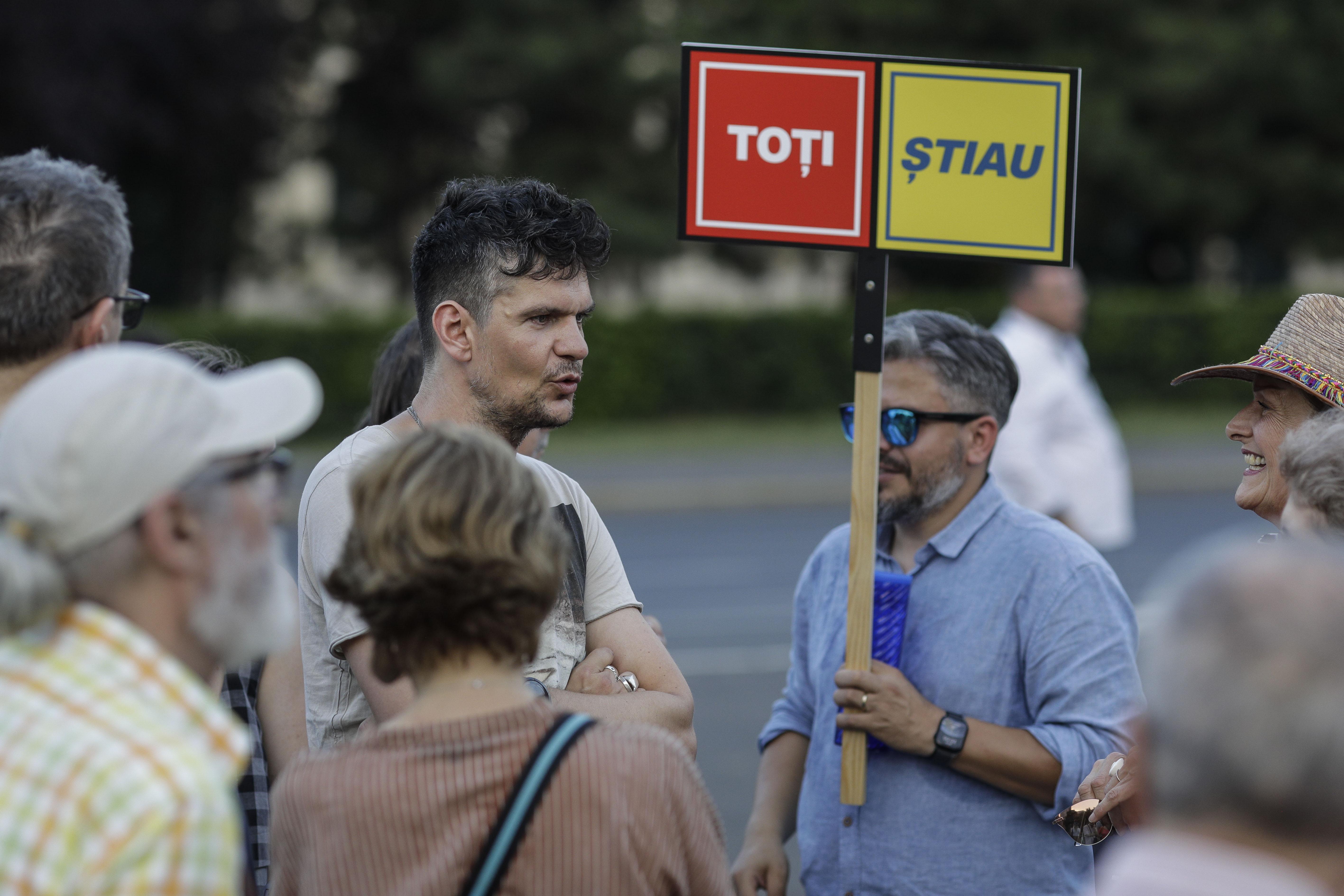 Zeci de oameni au protestat în Piaţa Victoriei pentru demisia Gabrielei Firea