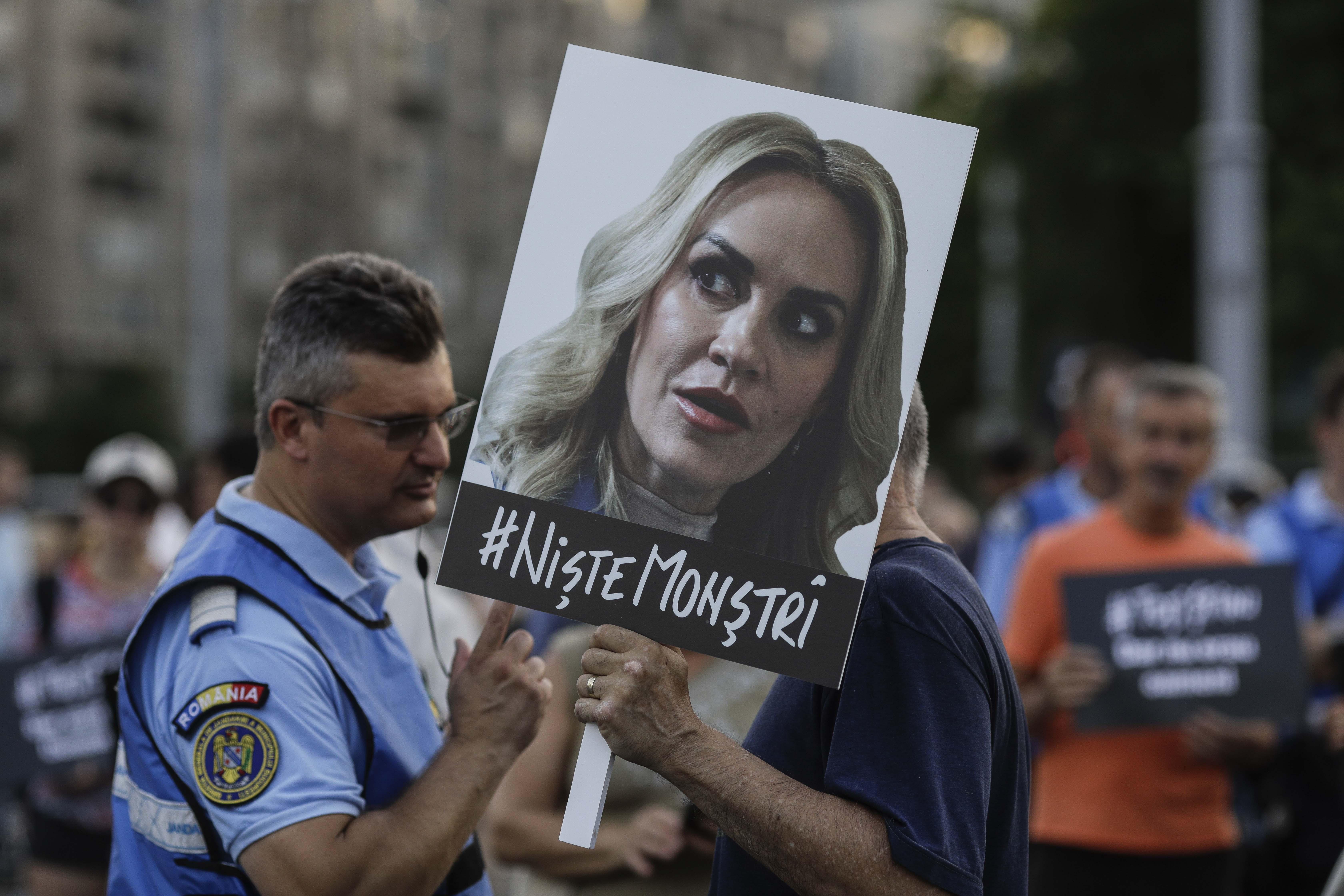 Zeci de oameni au protestat în Piaţa Victoriei pentru demisia Gabrielei Firea