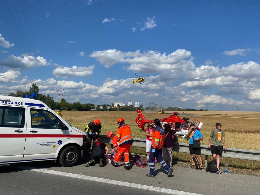 S-a dezlănțuit iadul pe o autostradă din Cehia. Un mort și peste 70 de răniți, după ce două autobuze s-au făcut praf pe șosea