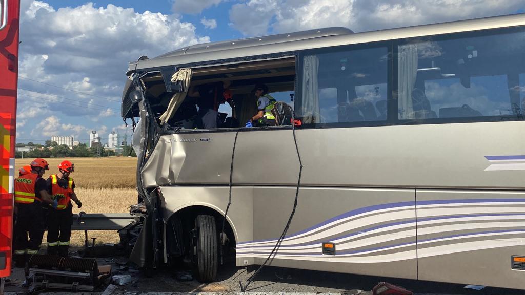 S-a dezlănțuit iadul pe o autostradă din Cehia. Un mort și peste 70 de răniți, după ce două autobuze s-au făcut praf pe șosea