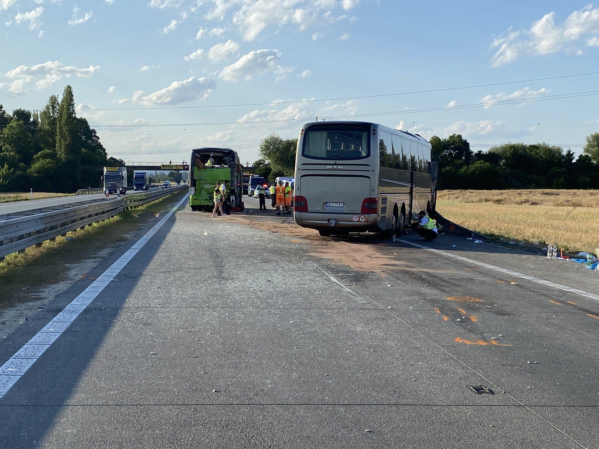 S-a dezlănțuit iadul pe o autostradă din Cehia. Un mort și peste 70 de răniți, după ce două autobuze s-au făcut praf pe șosea