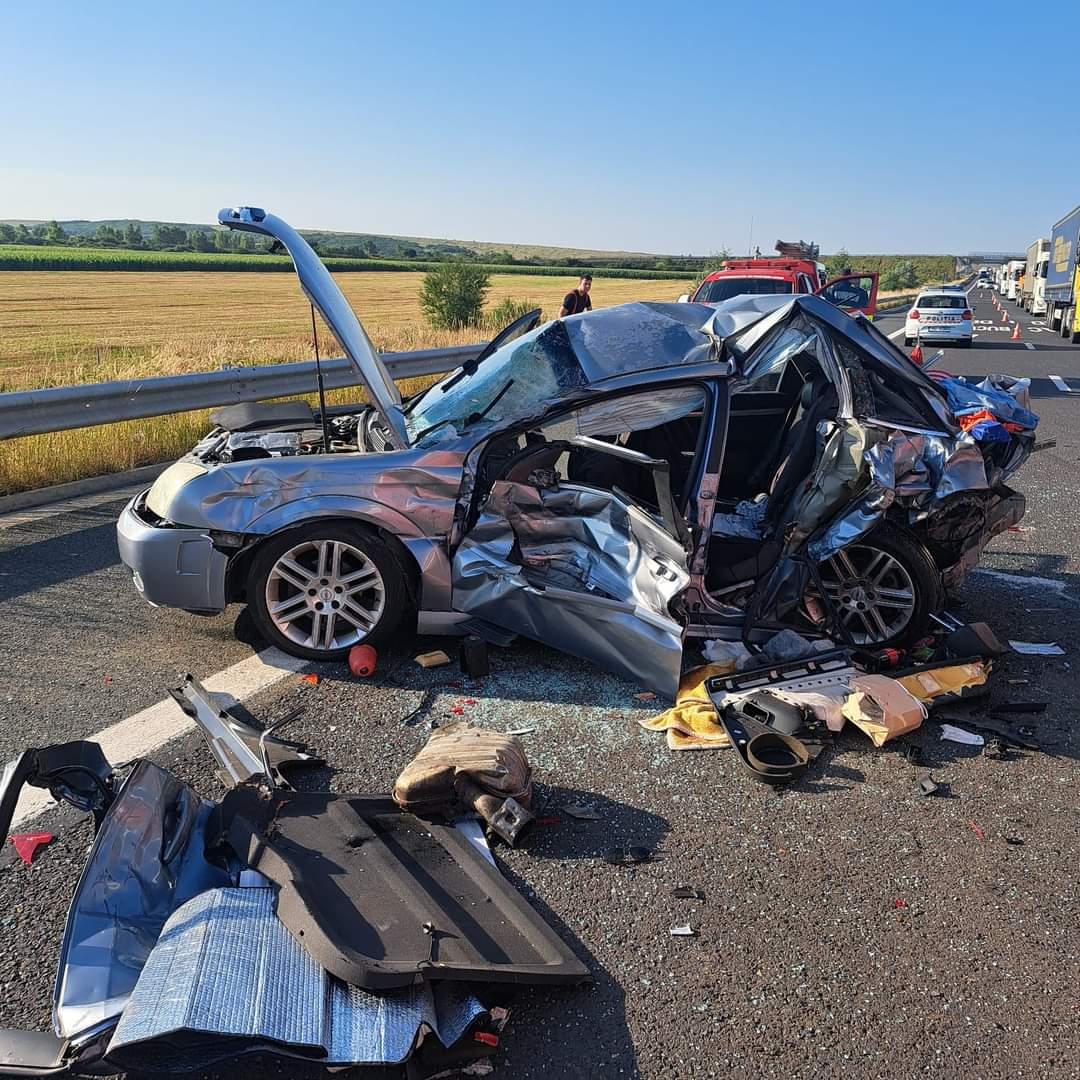 Accident grav pe autostrada A6, în Timiş. 3 persoane rănite după ce o maşină, un camion şi două tiruri s-au ciocnit. Circulaţia, blocată