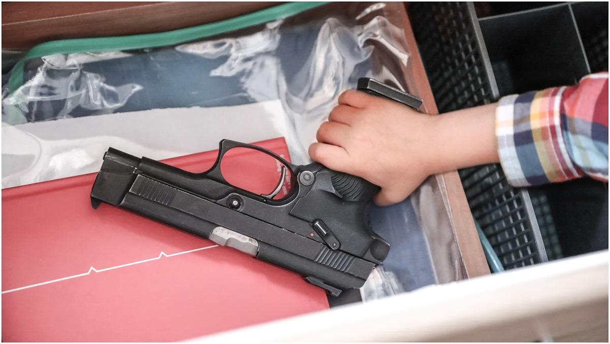 Un copilaș de 3 ani din SUA și-a ucis accidental fratele, după ce l-a împușcat în cap. S-a jucat cu o armă care a fost lăsată la îndemână, neasigurată