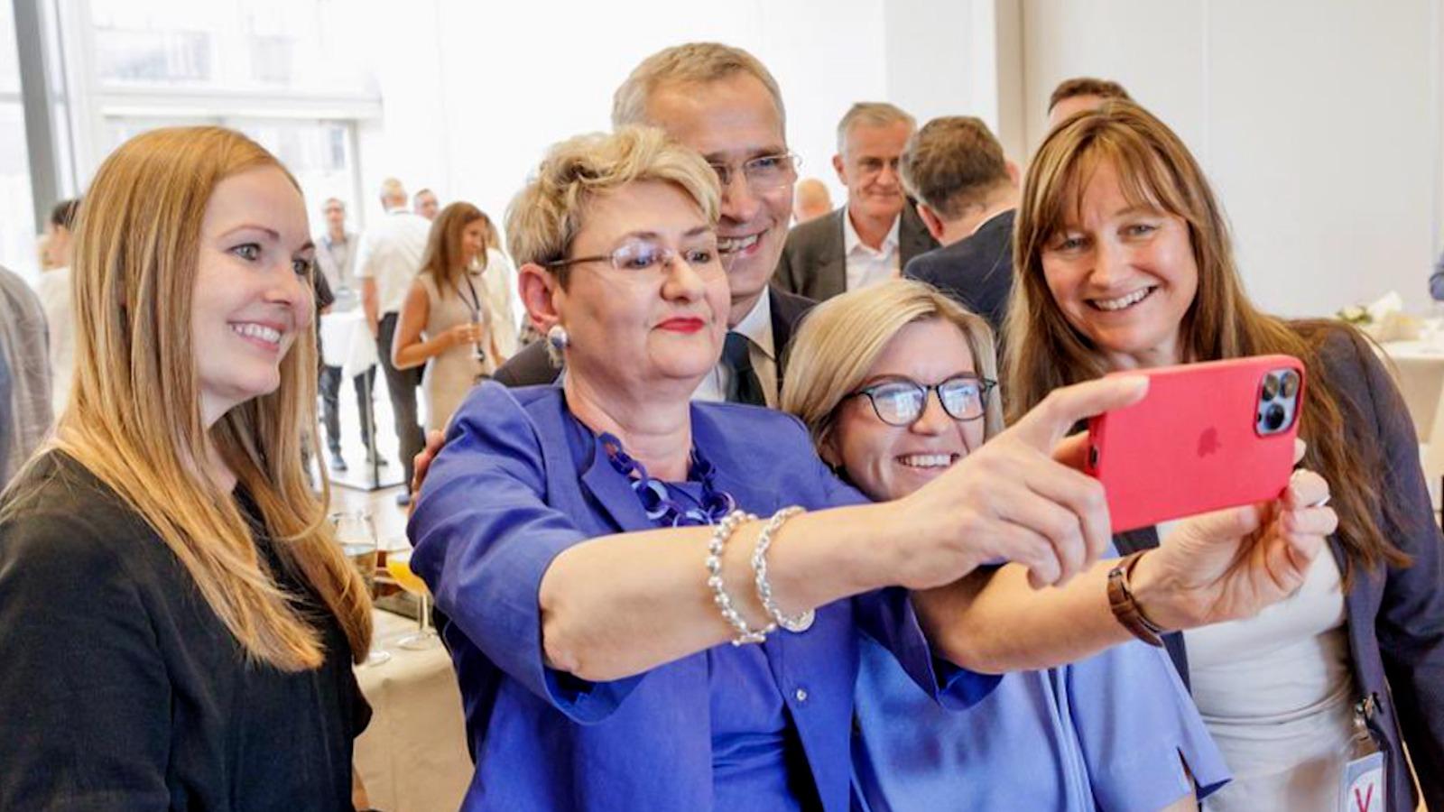 Oana Lungescu va părăsi funcţia de purtător de cuvânt al NATO. Românca a fost desemnată în 2016 una dintre cele mai influente femei de la Bruxelles