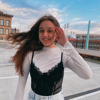 O tânără de 18 ani a murit pe o autostradă din SUA, după ce anvelopa unui camion s-a desprins și a intrat prin parbrizul mașinii în care se afla