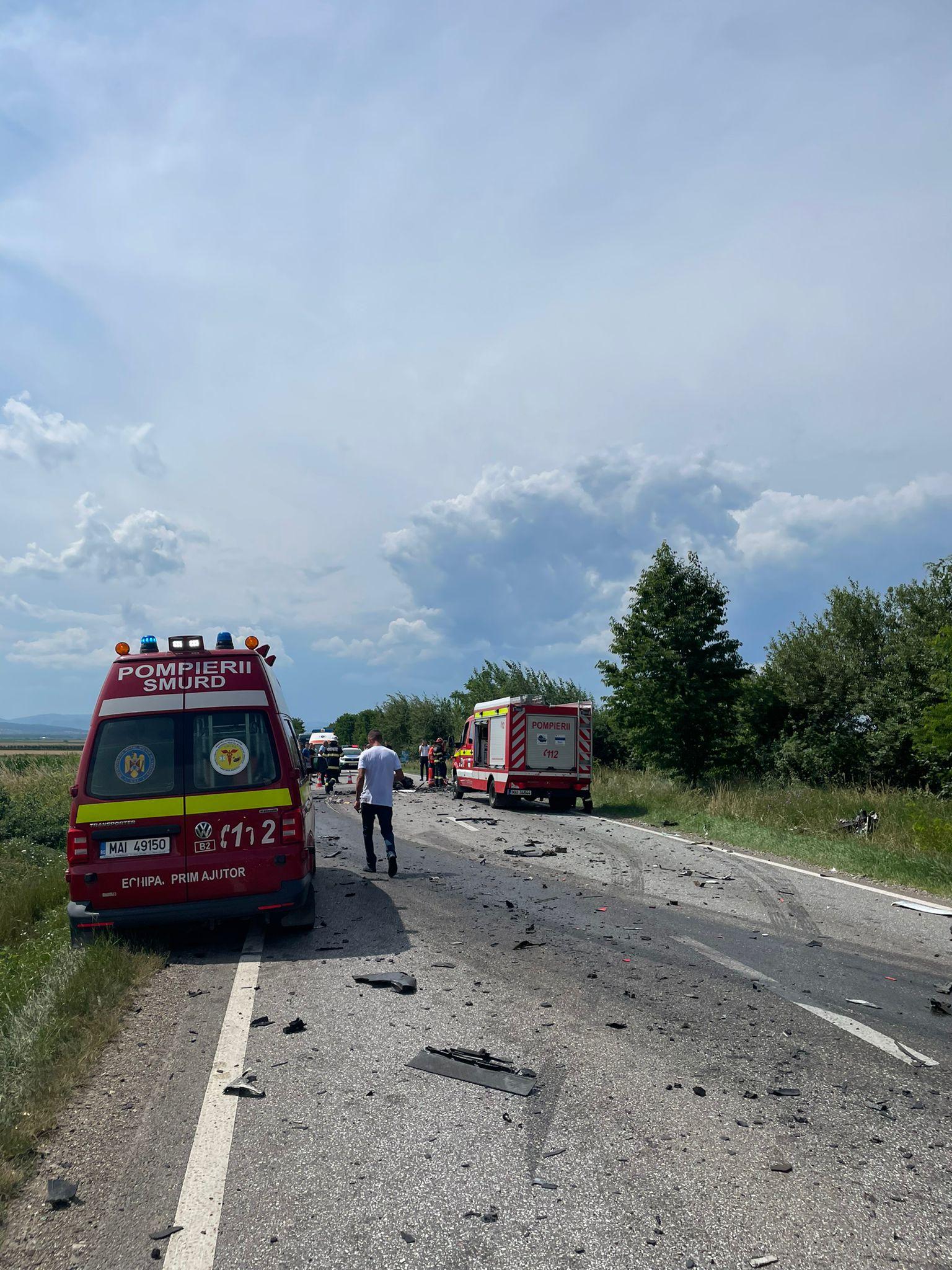 Bărbat, mort pe loc după un impact fatal cu un TIR, în Suceava. Mașina în care se afla s-a făcut praf