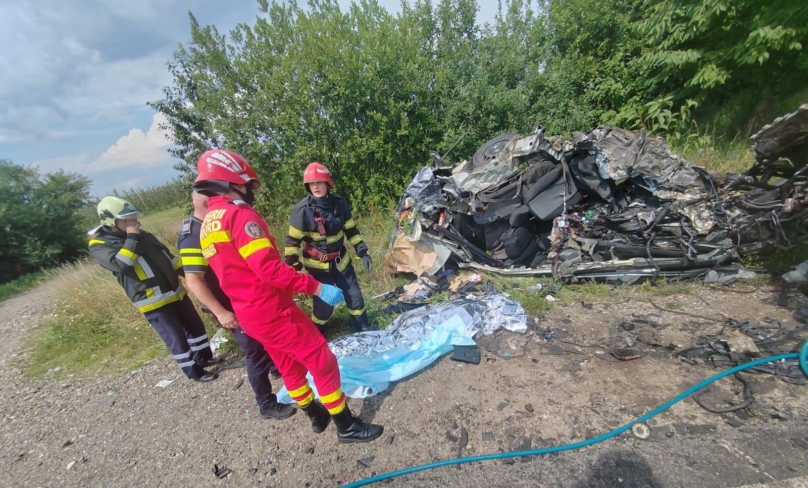 Bărbat, mort pe loc după un impact fatal cu un TIR, în Suceava. Mașina în care se afla s-a făcut praf