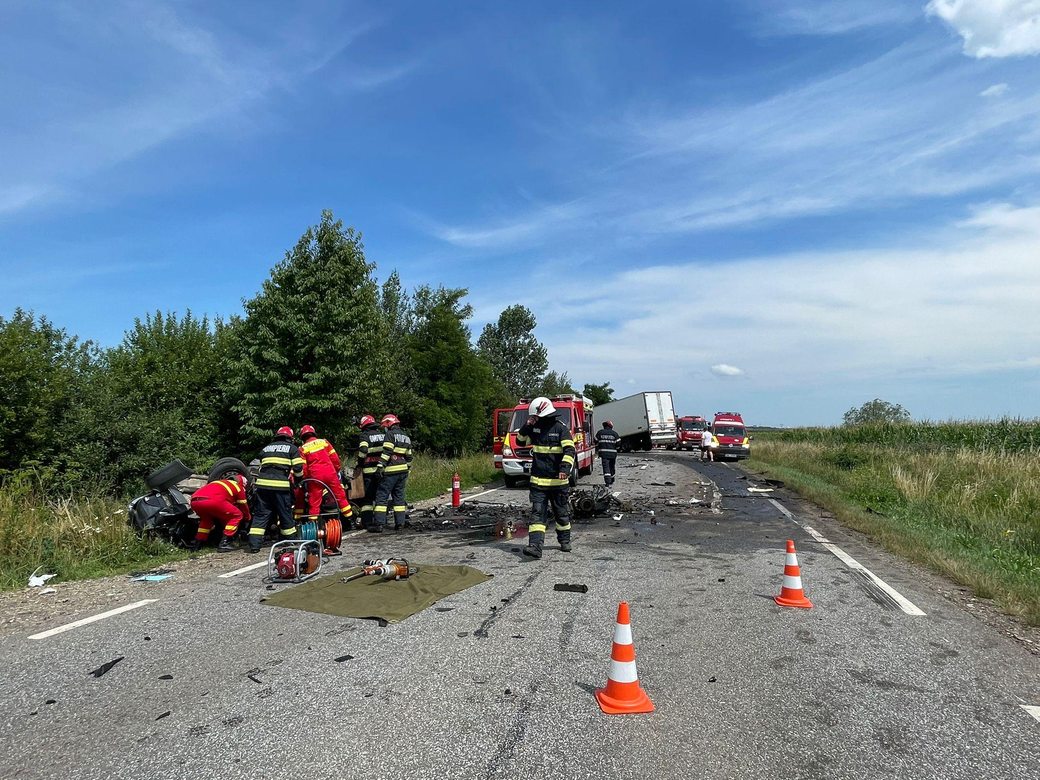 Bărbat, mort pe loc după un impact fatal cu un TIR, în Suceava. Mașina în care se afla s-a făcut praf