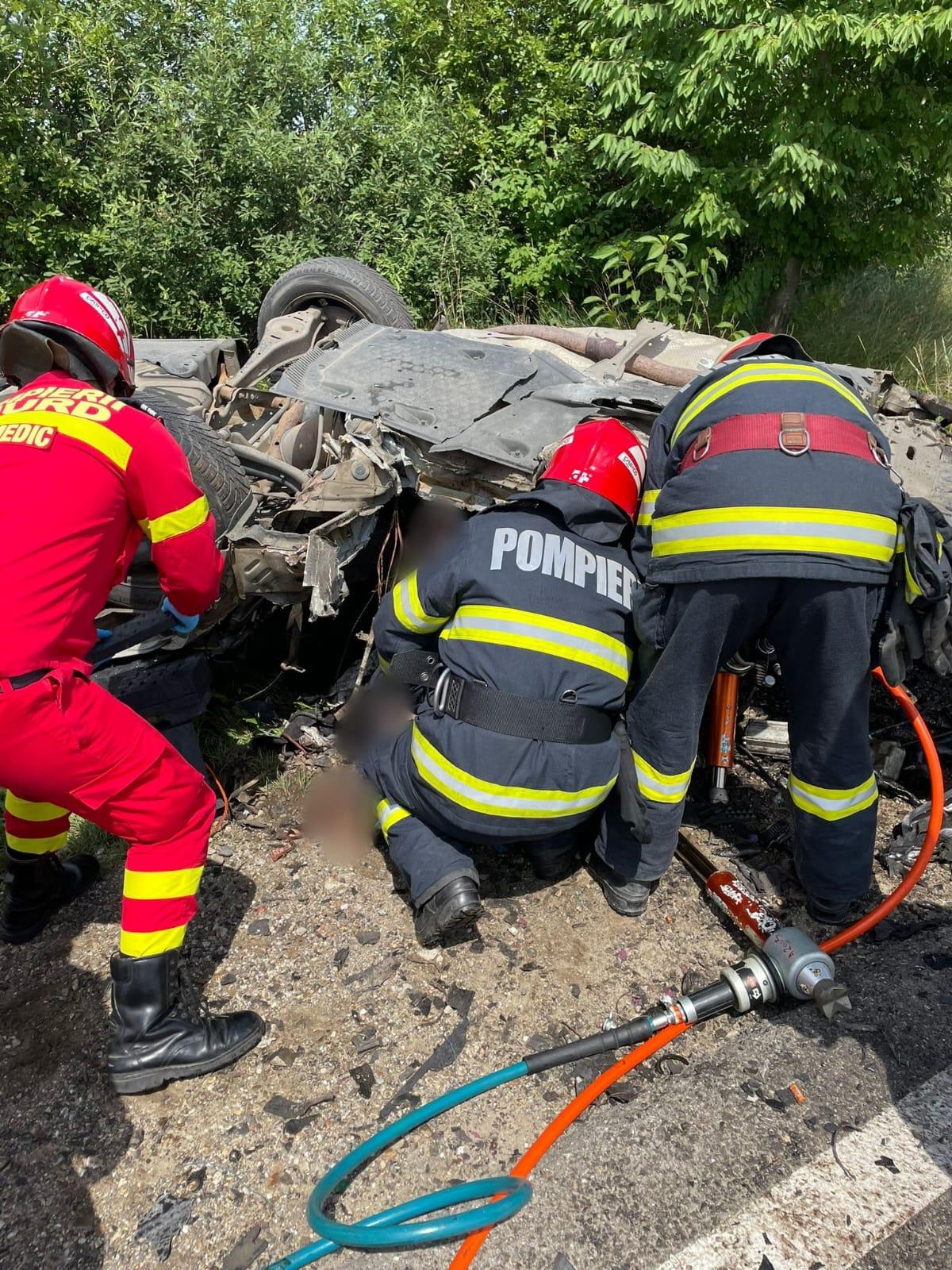 Bărbat, mort pe loc după un impact fatal cu un TIR, în Suceava. Mașina în care se afla s-a făcut praf