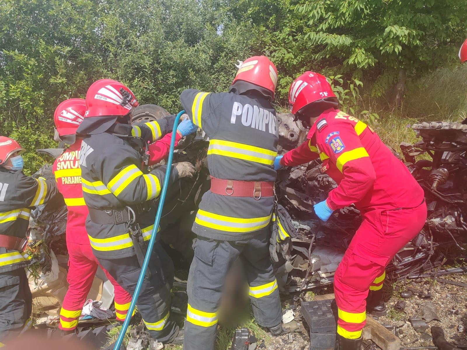 Bărbat, mort pe loc după un impact fatal cu un TIR, în Suceava. Mașina în care se afla s-a făcut praf