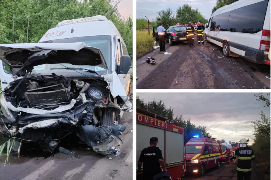 Planul roşu, activat în Prahova: Cincisprezece persoane, transportate la spital după ce un microbuz şi un autoturism s-au ciocnit