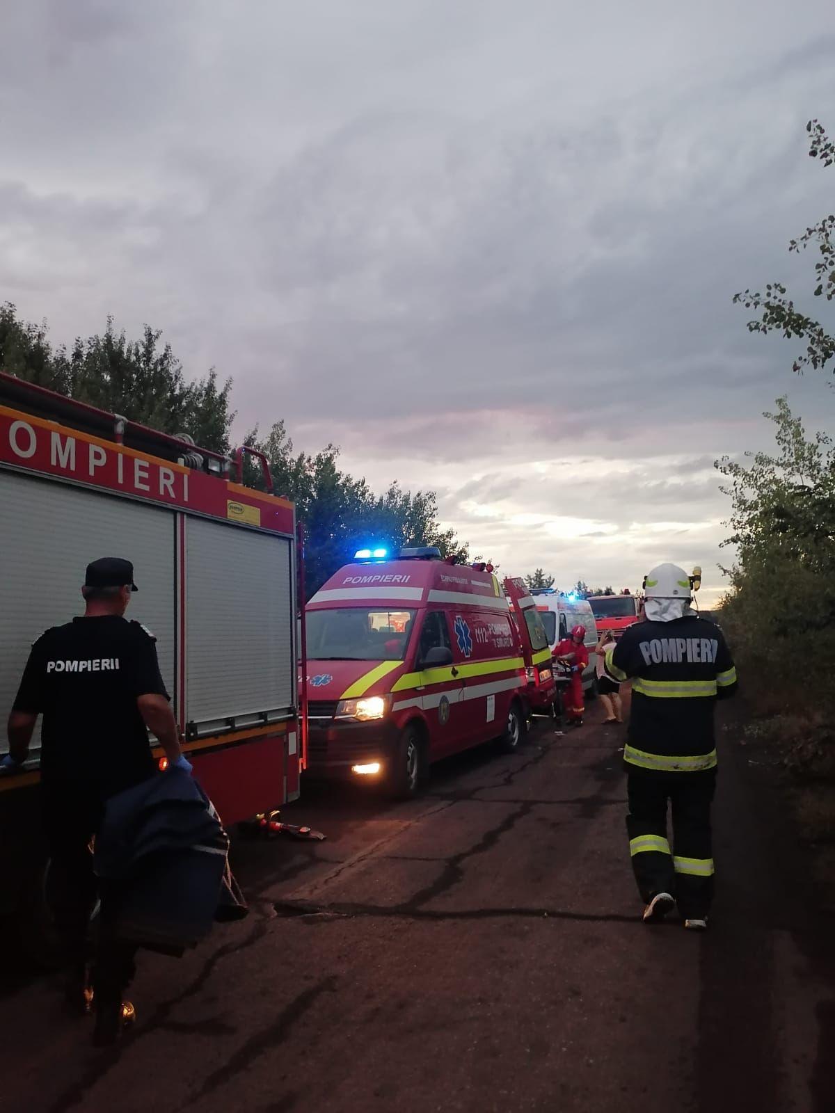 Planul roşu, activat în Prahova: Cincisprezece persoane, transportate la spital după ce un microbuz şi un autoturism s-au ciocnit