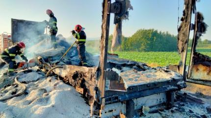 TIR încărcat cu polistiren, cuprins de flăcări pe autostrada A1, în Timiş. Şoferul a reuşit să se salveze la timp