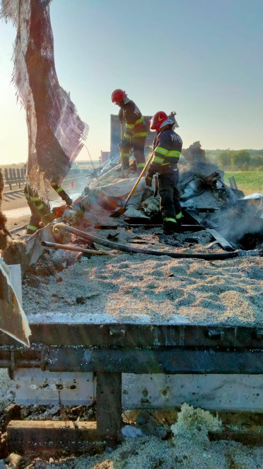 TIR încărcat cu polistiren, cuprins de flăcări pe autostrada A1, în Timiş. Şoferul a reuşit să se salveze la timp
