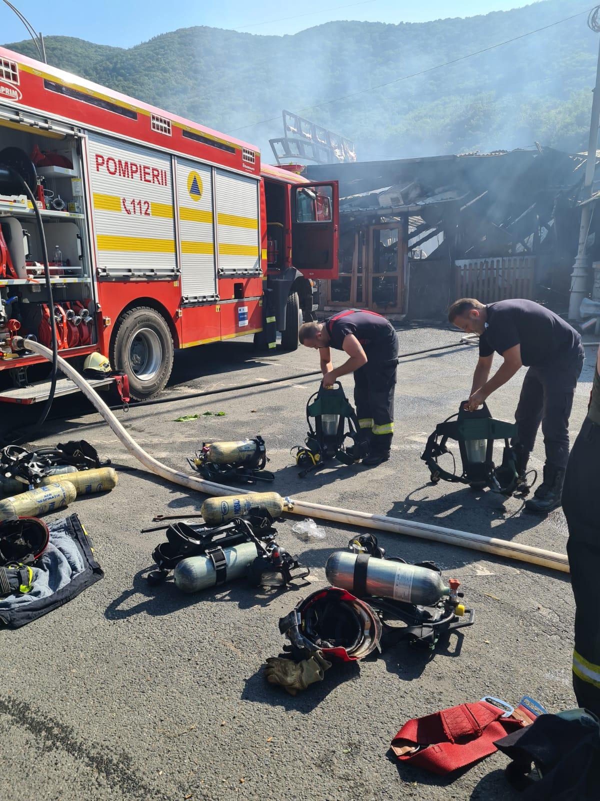 Un motel şi un restaurant din Băile Herculane, arse din temelii în urma unui incendiu devastator. Pompierii au lichidat flăcările după 6 ore