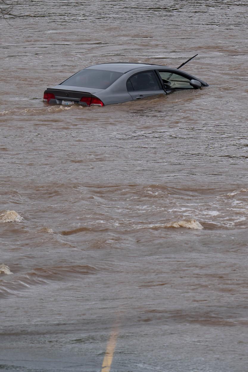 Prăpăd în Canada, după ce în 24 de ore a plouat cât pentru 3 luni. Doi copilași sunt dați dispăruți, după ce mașina în care se aflau a fost înghițită de ape