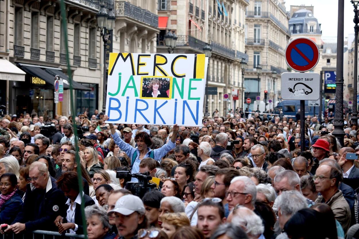 Legendara Jane Birkin, înmormântată la Paris. La funeralii au participat sute de fani, dar şi personalităţi precum Brigitte Macron sau Vanessa Paradis
